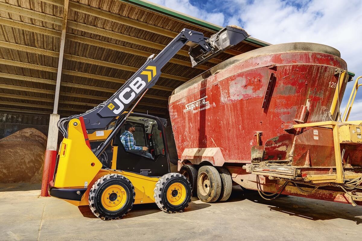 Con Teleskid è possibile caricare direttamente e agevolmente materiale sfuso nei carri unifeed